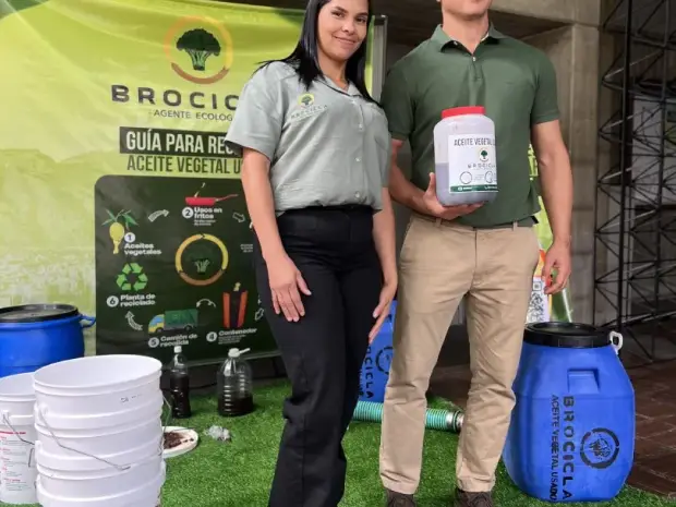 Equipo de Brocicla junto a bidones y envases en una jornada institucional