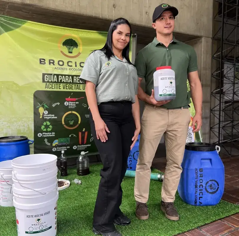 Equipo de Brocicla en una jornada institucional con bidones y envases de recolección