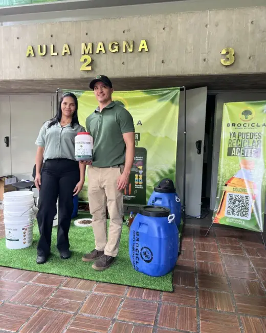 Equipo de Brocicla con bidones en la entrada del Aula Magna