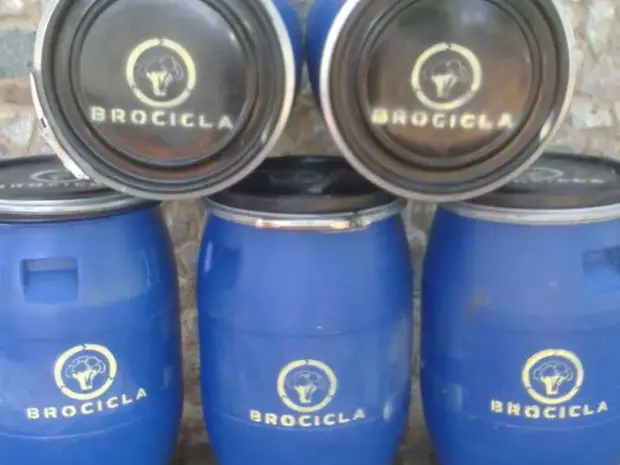 Barriles azules con el logotipo de Brocicla