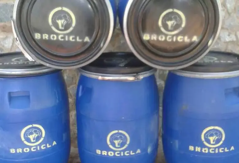 Barriles de recolección identificados con el logotipo de Brocicla