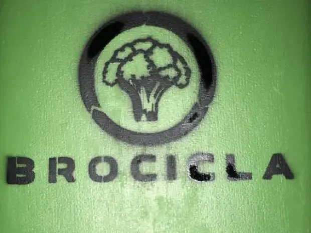 Detalle del logotipo de Brocicla marcado sobre un bidón verde