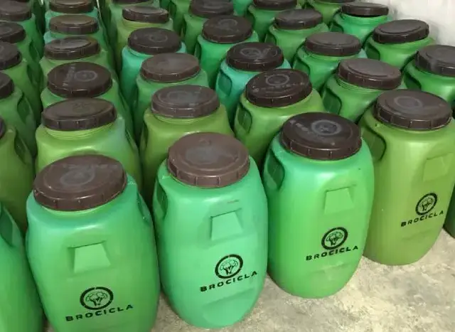 Bidones verdes homologados de Brocicla preparados para su entrega