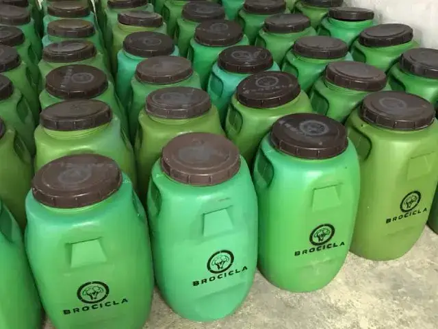 Bidones verdes homologados de Brocicla, listos para entregar a restaurantes e industrias