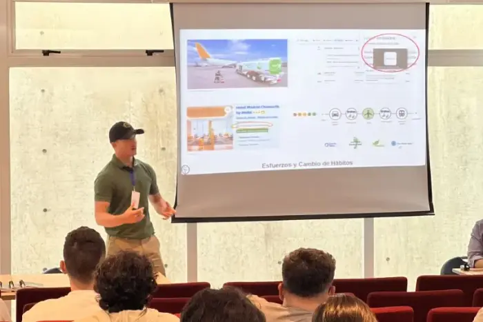Charla educativa de Brocicla sobre reciclaje ante un auditorio