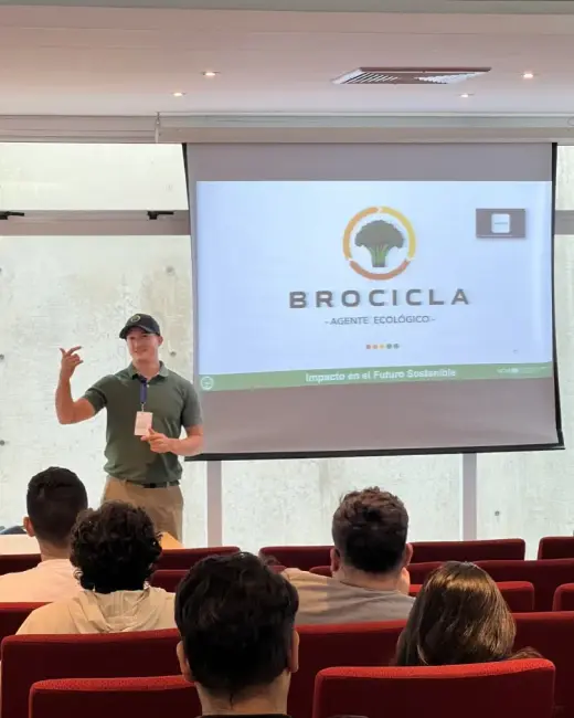 Charla educativa de Brocicla ante un auditorio universitario