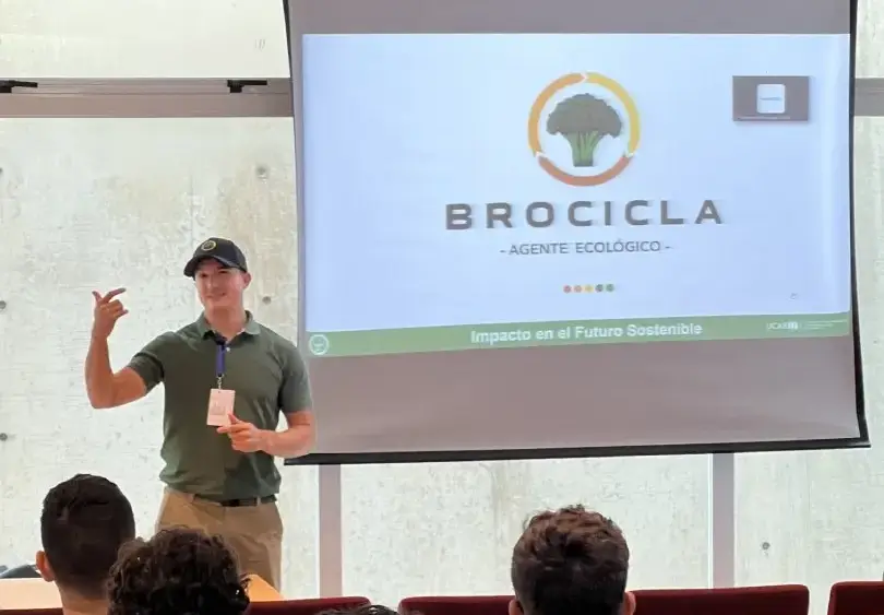 Charla educativa de Brocicla ante un auditorio