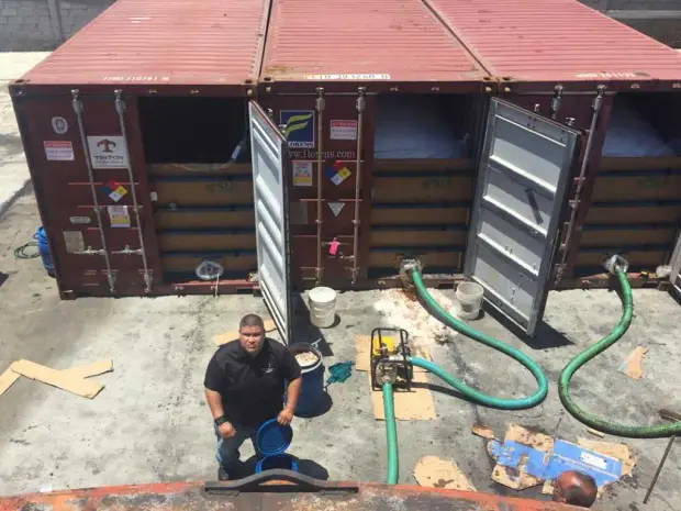 Operario de Brocicla realizando el trasiego de aceite en un contenedor