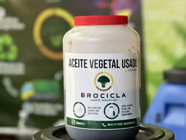 Envase etiquetado para aceite vegetal usado sobre un bidón de Brocicla