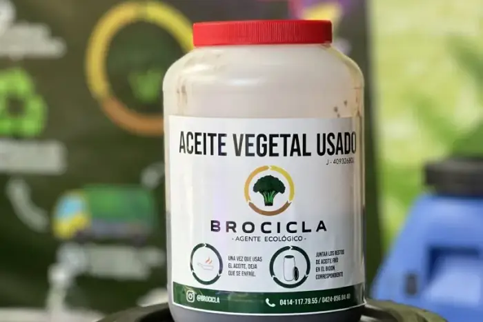 Envase etiquetado para aceite vegetal usado sobre un bidón de Brocicla