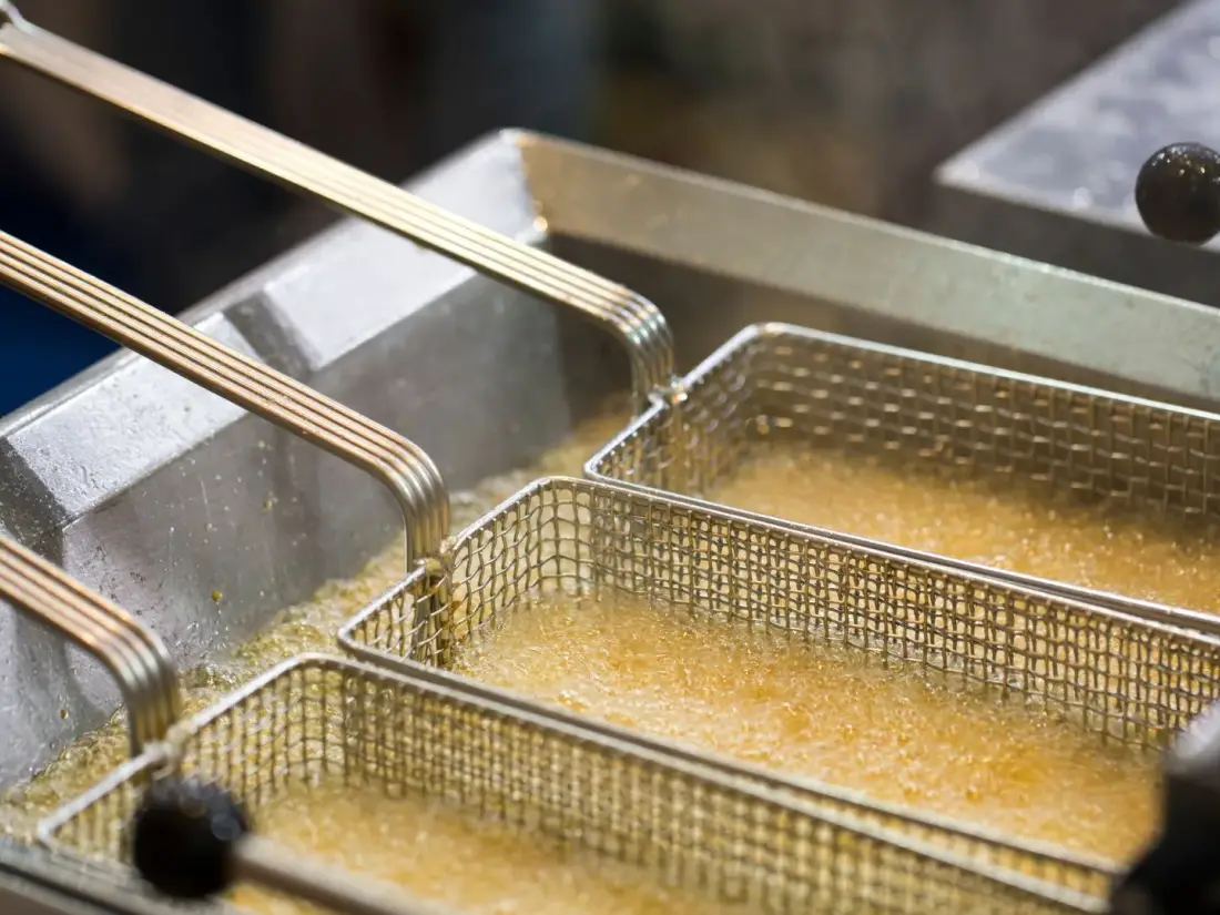 Freidora industrial con aceite en una cocina profesional