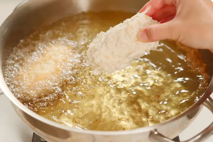 Aceite de cocina caliente en una sartén durante la fritura