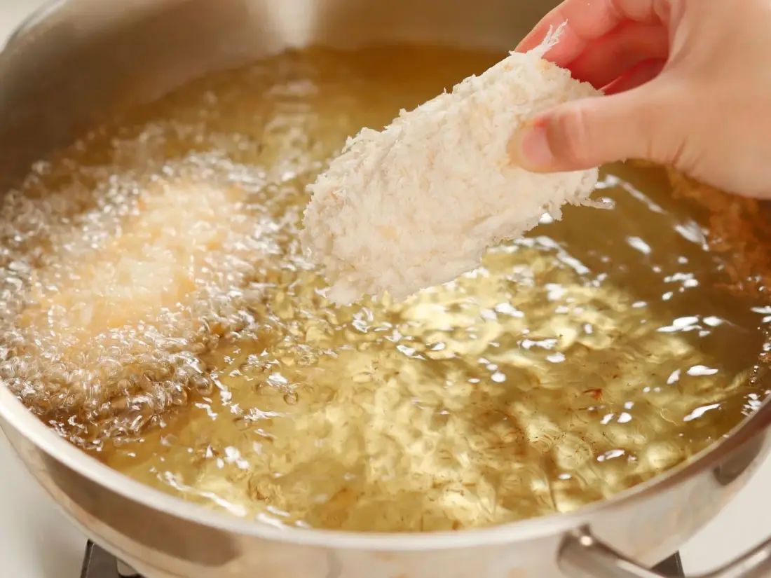 Aceite de cocina caliente en una olla durante la fritura en casa