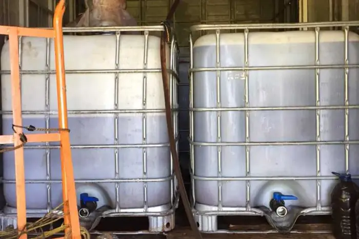 Depósitos IBC con aceite vegetal usado en el almacén de tratamiento