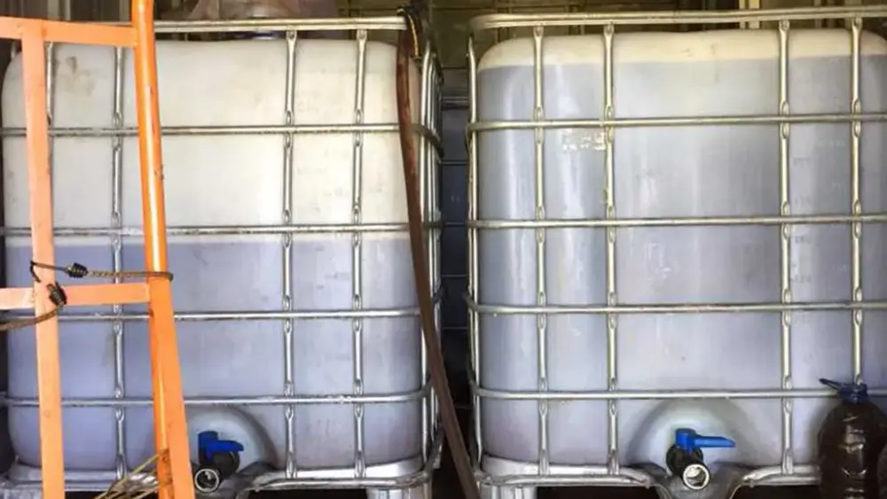 Depósitos IBC llenos de aceite vegetal usado en el almacén