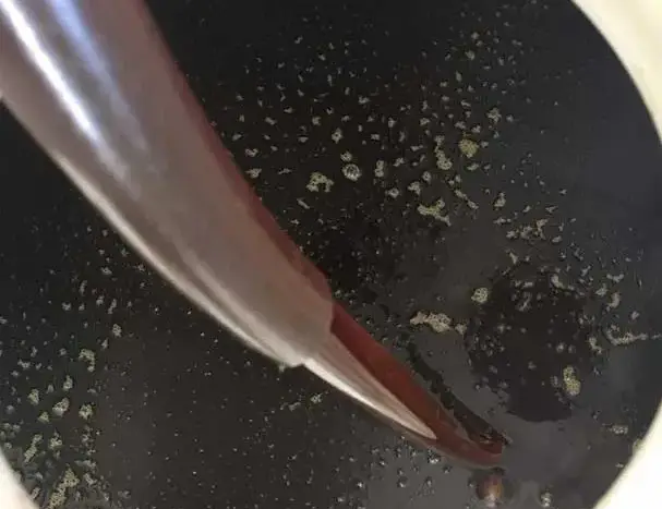 Muestra del aceite ya decantado, listo para su transformación