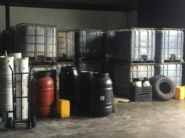 Depósitos IBC y bidones almacenados en la planta de Brocicla