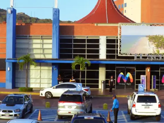Entrada del Centro Comercial Sambil en Margarita, punto fijo de reciclaje de Brocicla