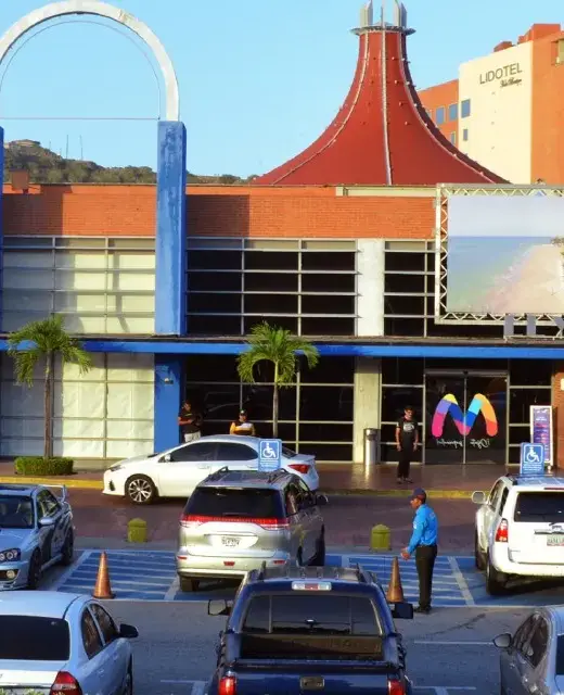 Entrada del Centro Comercial Sambil en Margarita, punto fijo de reciclaje de Brocicla