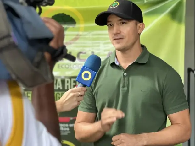 Portavoz de Brocicla atendiendo a la prensa en un acto de reciclaje