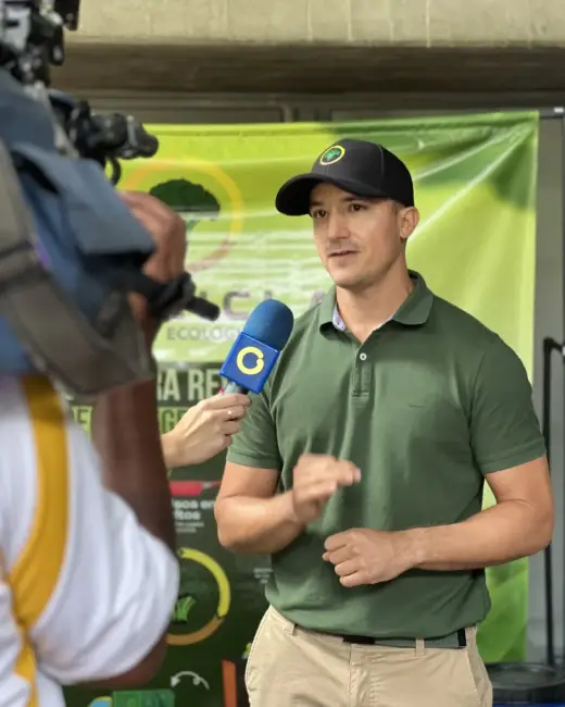 Portavoz de Brocicla atendiendo a la prensa durante una jornada de reciclaje