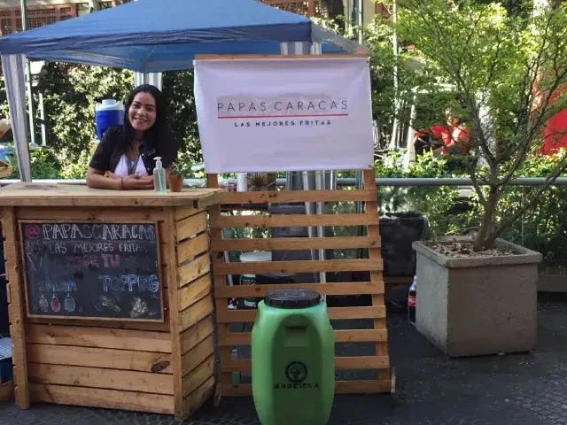 Stand de Brocicla en la calle con un bidón de recolección de aceite